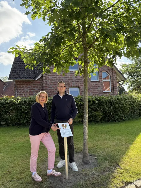 An der Einheitseiche mit dem neuen Hinweisschild: stellv. Samtgemeinde-Bürgermeisterin Christiane Oertzen sowie CDU-Ortsvertreter und Bürgermeisterkandidat Horst Neben | Foto: CDU-Ortsverband Samtgemeinde Salzhausen