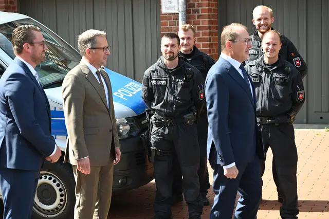 Bevor es in die Seminarturnhalle ging, begrüßte Dobrindt die Polizisten vor Ort | Foto: Daniel Beneke