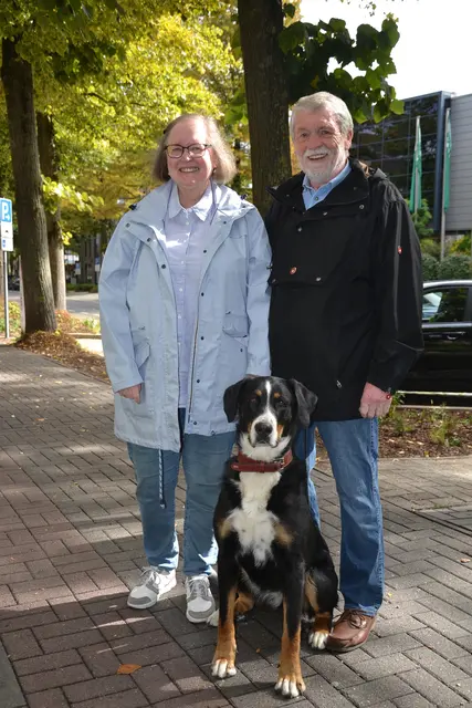 Susanne und Manfred Oldehaver mit ihrem Hund Lieselotte unterwegs auf der Bahnhofstraße in Buxtehude 