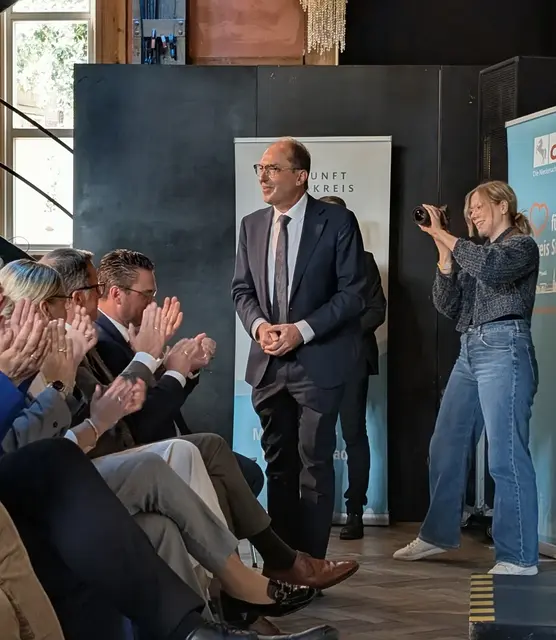 Der Innenminister wurde mit Applaus begrüßt | Foto: jd