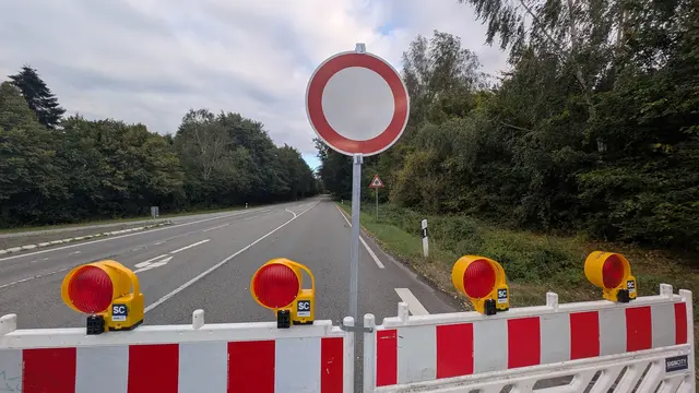 Die B73 ist in Höhe von Horneburg komplett gesperrt. Doch von Baufahrzeugen keine Spur | Foto: jd