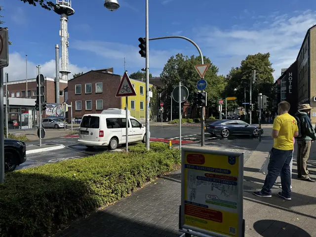 Umstrittener Kreuzungsbereich: Viel Stau für Autofahrer, sowie eine gleichzeitige Grünphase für Fahrräder und Autos
