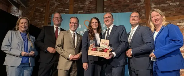 Die lokale CDU-Prominenz mit dem Innenminister (v.li.): Stades stellv. Bürgermeisterin Melanie Reinecke, CDU-Landesgeneralsekretär Dr. Marco Mohrmann, Landrat Kai Seefried, die Bundestagsabgeordnete Vanessa Zobel, Alexander Dobrindt, Bürgermeister-Kandidat Arne Kramer und die Landtagsabgeordnete Birgit Butter | Foto: jd