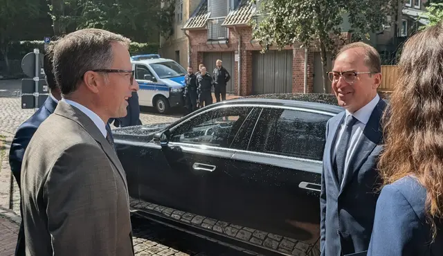Ankunft von Alexander Dobrindt (re.) in Stade: Landrat Kai Seefried heißt den Innenminister willkommen | Foto: jd