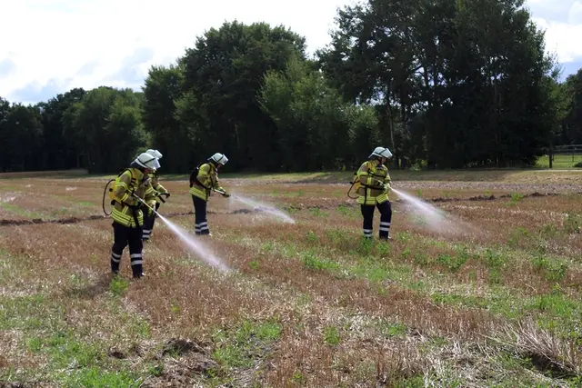 Der Einsatz von Löschrucksäcken wird geübt | Foto: gi