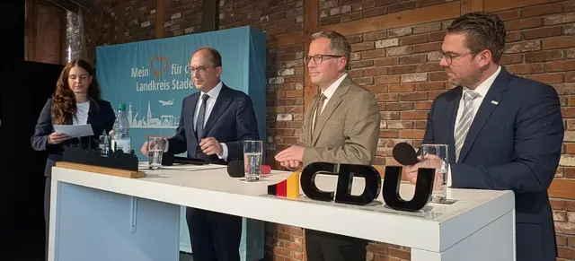 Die CDU-Bundestagsabgeordnete Vanessa Zobel moderierte die Talkrunde mit Alexander Dobrindt (v.li.), Kai Seefried und Arne Kramer | Foto: jd