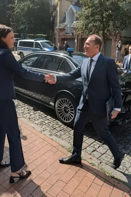 Vanessa Zobel begrüßt den Innenminister vor der Tür | Foto: jd