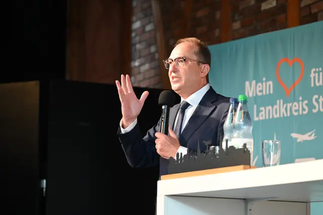Bundesinnenminister Alexander Dobrindt (CSU) befasste sich bei seinem Besuch in Stade vor allem mit dem Thema Sicherheit | Foto: Daniel Beneke