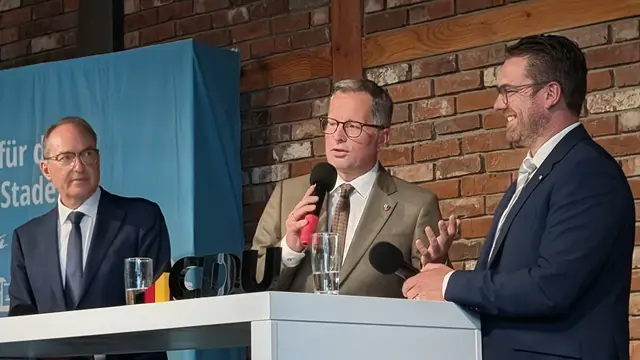 Sprachen in der Stader Seminarturnhalle über das Thema Sicherheit (v. li.): Bundesinnenminister Alexander Dobrindt (CSU), Landrat Kai Seefried (CDU) und CDU-Bürgermeisterkandidat Arne Kramer | Foto: jd
