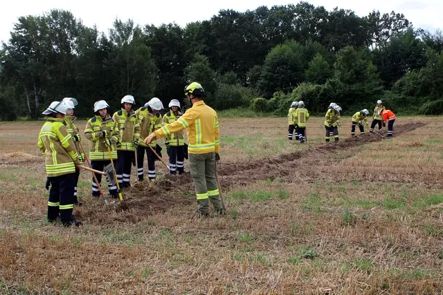 Der  Einsatz von Handwerkzeugen bei der Bewuchsunterbrechung um ein Feuer aufzuhalten, wurde auch geübt | Foto: gi
