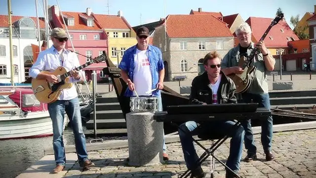 Die Hamburger Band "Crapshoot" sorgt auf dem historischen Harmshof in Jork für gute Stimmung | Foto: Crapshoot