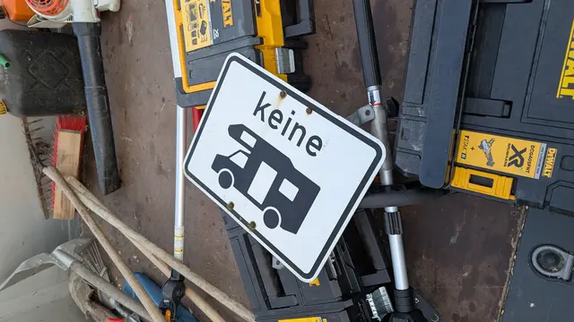 Das Verbotsschild für Wohnmobile wurde abmontiert und landete auf dem Pritschenwagen des Bauhofes | Foto: jd