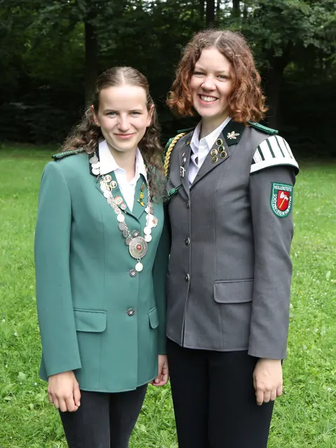 Jungschützenpistolenkönigin Gesa Wedel (li.) mit Adjutantin Gesa Heins | Foto: Uwe Stelling