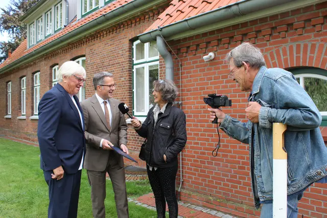 Fernsehinterview mit Landrad Kai Seefried und Dirk Ludewig (li.) | Foto: sb
