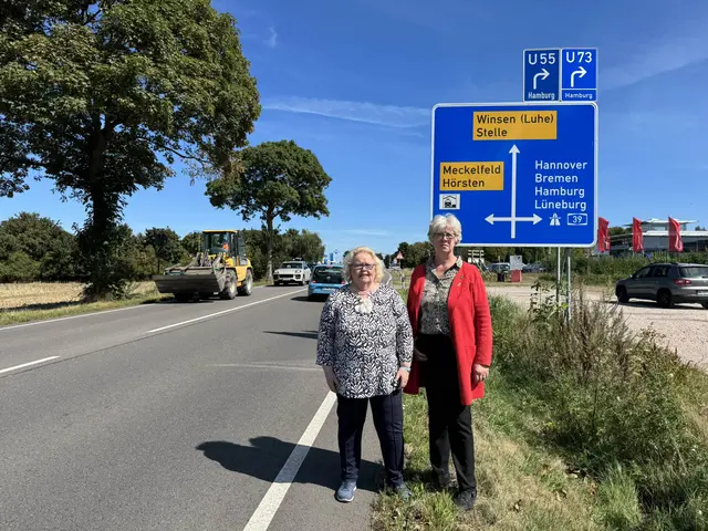Angelika Tumuschat-Bruhn (li.) und Emily Weede fordern eine eigene Autobahnausfahrt für Stelle | Foto: Gemeinde Seevetal