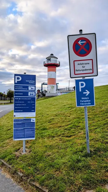 Am Lühe-Anleger weisen Schilder auf die alternative Parkmöglichkeit hin | Foto: jd