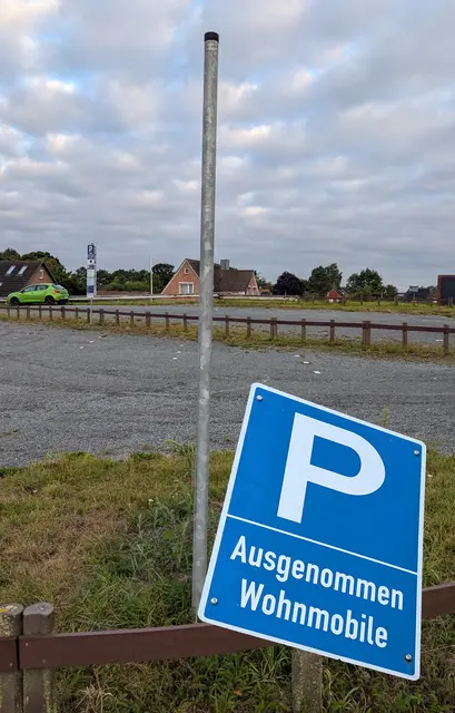 Auch am Parkplatz Fährstraße wurde das Verbotsschild für Wohnmobile entfernt (Fotomontage) | Foto: jd