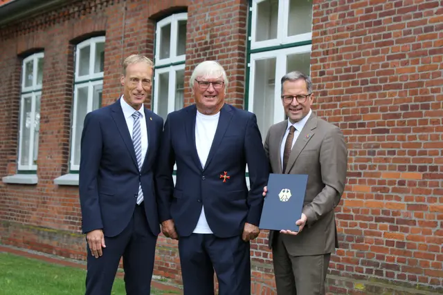 Dirk Ludewig (Mitte) mit Bürgermeister Mike Eckhoff (li.) und Landrat Kai Seefried | Foto: sb