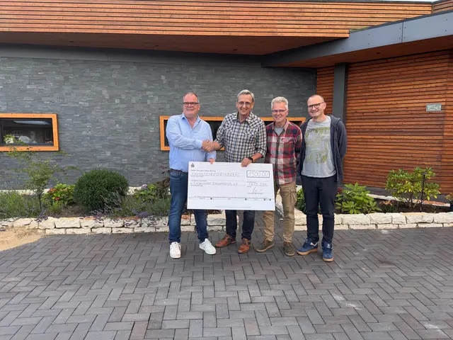 Bei der Spendenübergabe (v. li.): Spender Jörn Stoffregen, Fördervereins-Vorsitzender Carsten Becker, zweiter Vorsitzender Kai-Uwe Weingandt und Gordon Kolbinger, einer der Mitfahr-App-Entwickler  | Foto: Konstanze Becker