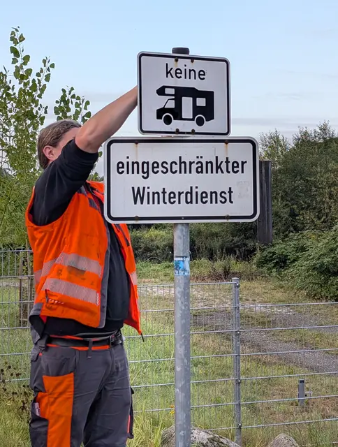 Ein Bauhofmitarbeiter machte sich daran, das entsprechende Verbotsschild auf dem Parkplatz am Grünendeicher Hafen abzumontieren  | Foto: jd