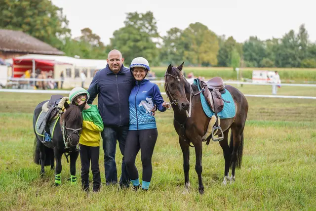 Familie Pommer mit Luuk und seinem Pony Olli, Vater Tommy, sowie Mutter Jana Karin mit Pony Bilbo | Foto: Monique Lucht