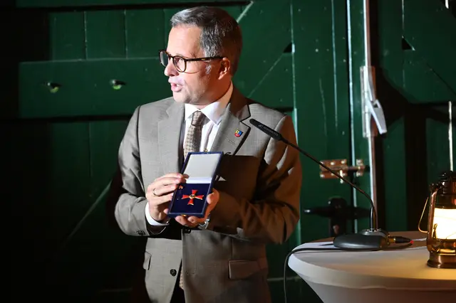 Landrat Kai Seefried mit dem Bundesverdienstkreuz 1. Klasse | Foto: Landkreis Stade/Daniel Beneke