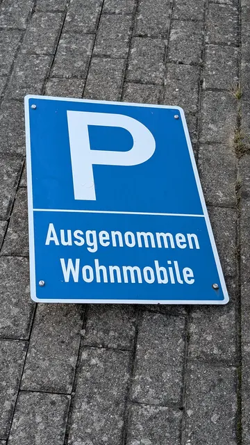 Das Schild landete nach dem Abmontieren auf dem Pflaster | Foto: jd