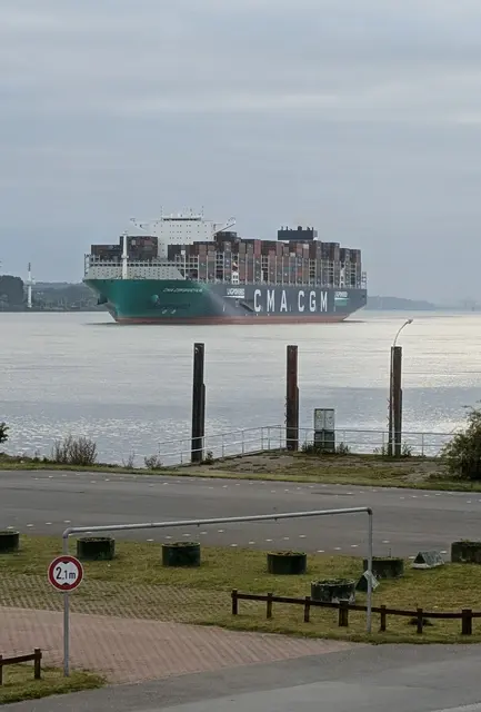 Der Containerriese „CMA CGM GRAND PALAIS“ passierte am Montagmorgen den Lühe-Anleger | Foto: jd