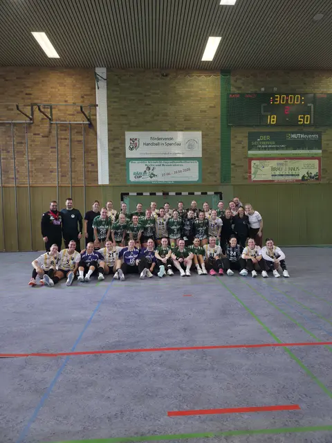 Freude beim BSV-Handball-Team über den dritthöchsten Pokalsieg der BSV-Vereinsgeschichte | Foto: BSV