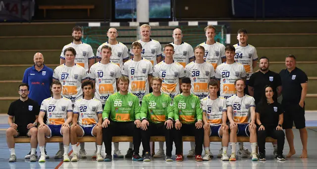Der akuelle Kader mit (hinten, v. li.):Timo Backofen, Pelle Fick, Danny Müller, Michel Brassait, Jesper Müller und Daniel Polák, (Mitte, v. li.): Co-Trainer Maciek Tluczynski, Nick Heinsohn, Malte Hagedorn, Noah Schwenke, Jonas Gerkens, Nils Schröder, Ben Levermann, Fitness-Trainer Marcel Hopp und Trainer Matthias Steinkamp sowie (vorne, v. li.): Physiotherapeut Björn Staats, Jan Möller, Tarek Wafdi, Niklas Itzen, Justin Rundt, Teo Meštrović, Michel Sumfleth, Laurenz Reiners und Physiotherapeutin Marcia Cavaleiro. Es fehlen Jakob Ritscher und Marten Franke | Foto: Jörg Potreck/VfL Fredenbeck