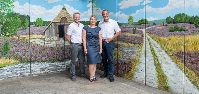 Joshua Wolter (Pflegedienstleitung DRK-Tagespflege Hanstedt), Elfi Köhler-Fois (Fachbereichsleitung Pflege) und Thomas Grambow (DRK-Kreisgeschäftsführer) vor der Heidewand.  | Foto: DRK-Kreisverband Harburg-Land