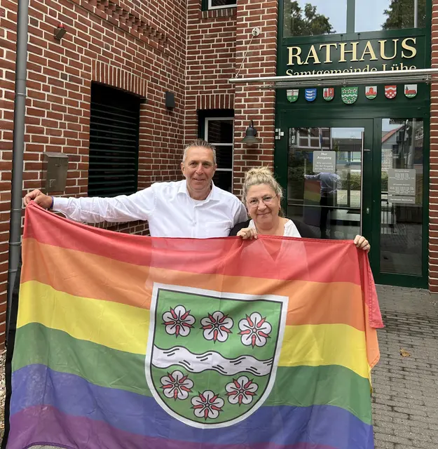 Lühe-Rathauschef Timo Gerke präsentiert die Regenbogen-Fahne. Sie steht für Toleranz und gegen Ausgrenzung | Foto: SG Lühe