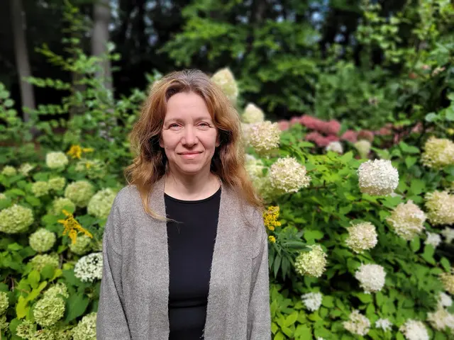 Tetiana Kolchenko hat über 90 Bilder gemalt - auch, um ihr Kriegstrauma zu überwinden | Foto: Gemeinde Seevetal