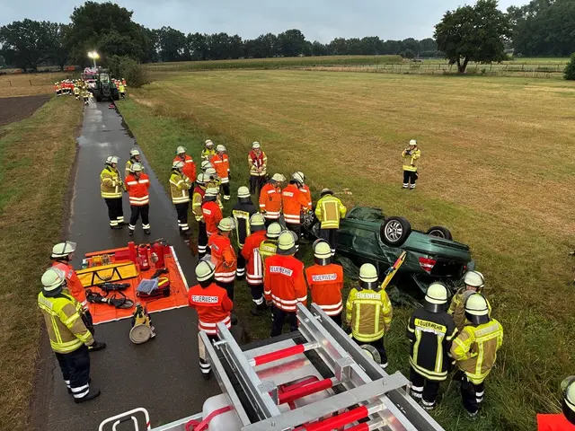 Schweres Gerät im Einsatz: Schonende Patientenrettung aus dem auf dem Dach liegenden Unfallwagen | Foto: Feuerwehr Winsen