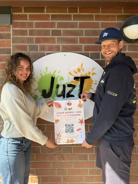 Pia Tibke und Benjamin Gaum präsetieren das Ferienprogramm

  | Foto: Xenia Gassmann