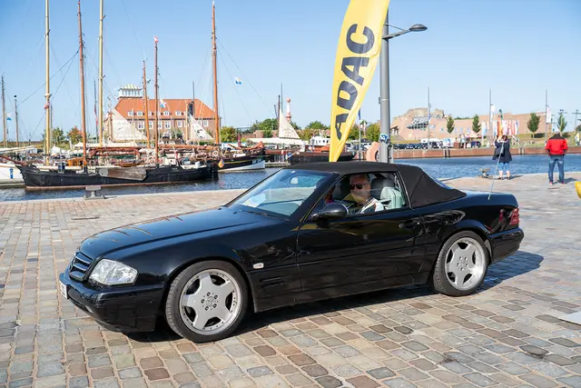 Gut gelaunte Teilnehmer bei der ADAC Youngtimer Tour im Jahr 2024 | Foto: Nils Hillers