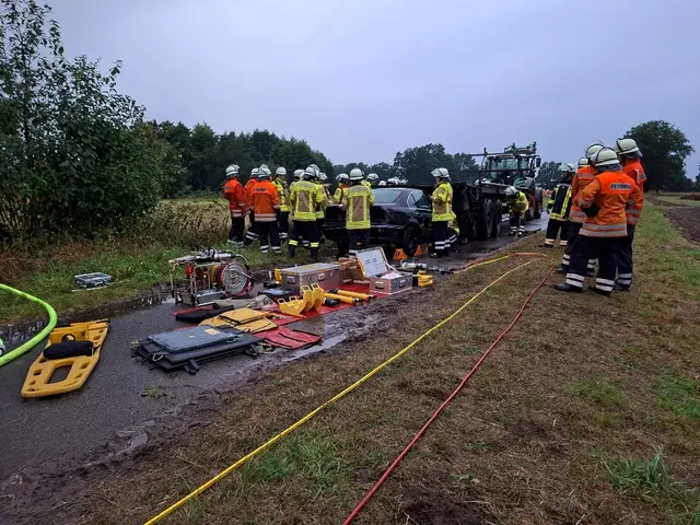 Millimeterarbeit: Einsatzkräfte befreien eine eingeklemmte Person aus dem Pkw unter dem Lkw-Anhänger | Foto: Feuerwehr Winsen