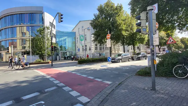 Verkehrsversuch: Die Bahnhofstraße ist stadtauswärts für den Autoverkehr gesperrt