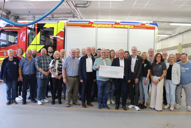 Spendenübergabe in der Fahrzeughalle der Fredenbecker Feuerwehr | Foto: sb