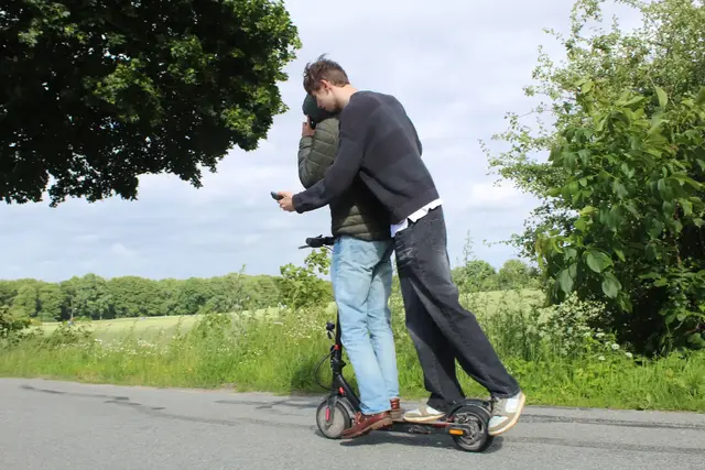 Das ist verboten: mit Blick aufs Handy zu zweit auf dem E-Scooter | Foto: jvp