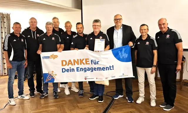 John Snowball (7. v. li.) wurde vom KSB Harburg-Land für sein jahrzehntelanges Engagement für den Jugendfußball geehrt | Foto: Anita Ohlhorst