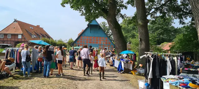 Flohmarkt auf dem Lührshoff  | Foto: Sabine Roschlaub