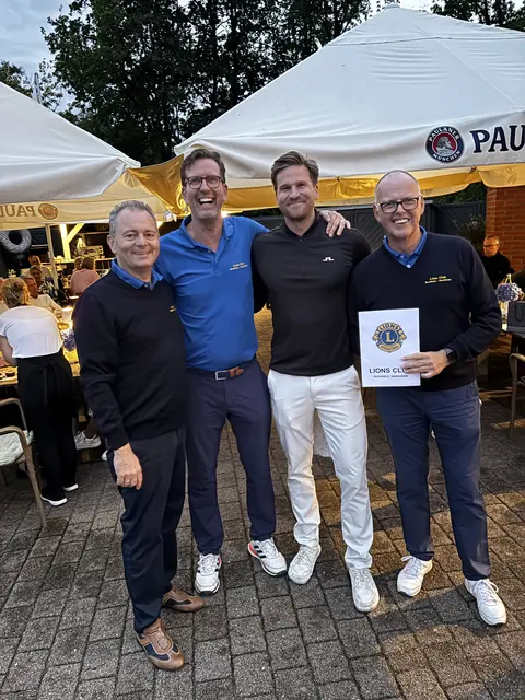 Die Sieger des Turniers: Bernhard Unger und Konstantin Focke (mitte) bei der Hauptpreisübergabe mit Stephan Schrader und Ralf Meinecke