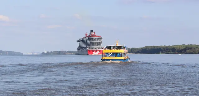 Die "Valiant Lady" nimmt Kurs auf Hamburg. Hinter ihr die Lühe-Schulau-Fähre | Foto: jd
