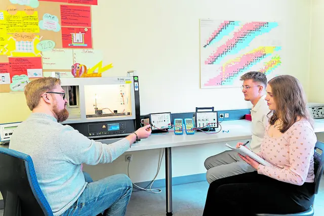 Jonas Achsel (v. li.), Lucas Walmsley und Katharina Rass veranschaulichen mithilfe einer Ionisationskammer die Eigenschaften von Strahlung | Foto: Elbe Kliniken/Kati Meyer-Thiedig