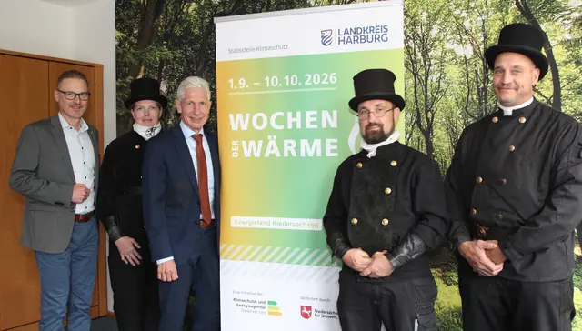 Gemeinsam erläutern (v. li) Klimaschutzmanager Oliver Waltenrath, Nadine Gewert, Landrat Rainer Rempe, Michael Hackel und Ole Wolf die Wochen der Wärme vor | Foto: Landkreis Harburg