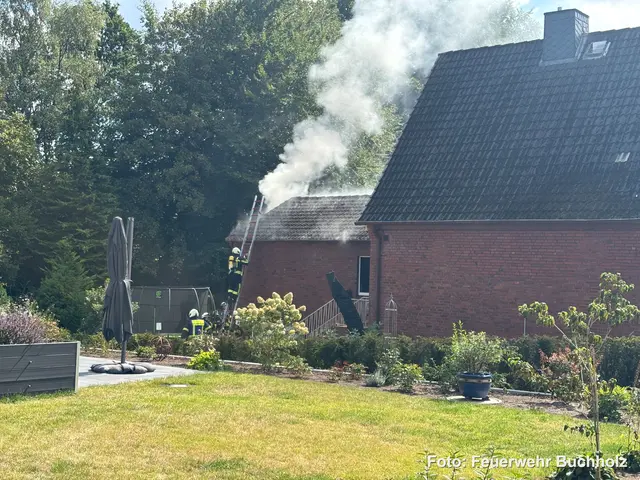 Die Feuerwehr konnte ein Übergreifen des Feuers im Anbau auf das Haupthaus verhindern | Foto: Feuerwehr Buchholz