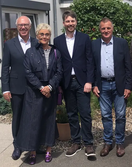 Gute Gespräche anlässlich des 10-jährigen Bestehens vom BeneVit-Haus Kiekeberg in Nenndorf:
BeneVit-Gründer Kaspar Pfister (v.l.n.r.), Karin Pfister-Lutz, Friedemann Blaffert und Thomas Flügge, Ortsbürgermeister von Nenndorf | Foto: M. Grabe