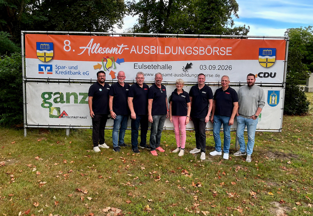 ganisatoren-Team mit (v. li.): Ferris Becker, Frank Wassermann, Matthias Wolff, Stefan Meier, Kirsten Stüven-Diercks, Hendrick Schacht, Jan Schulze und Pascal Peters  | Foto: Orga-Team Allesamt-Ausbildungsbörse