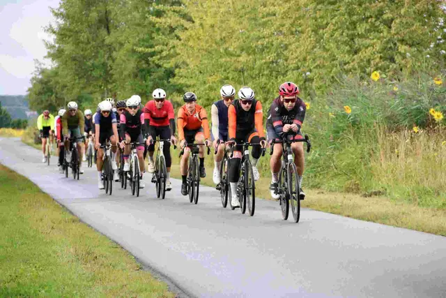 Die Radsportler auf der Strecke | Foto: Ollanner Radteam